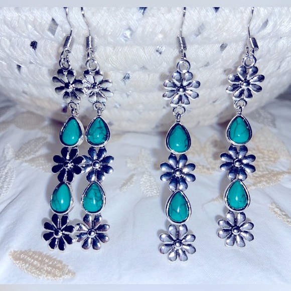 NWT Silver Flowers w/Turquoise Dangling Earrings- About 2.5” Long- Cute w/Jeans - Picture 2 of 16